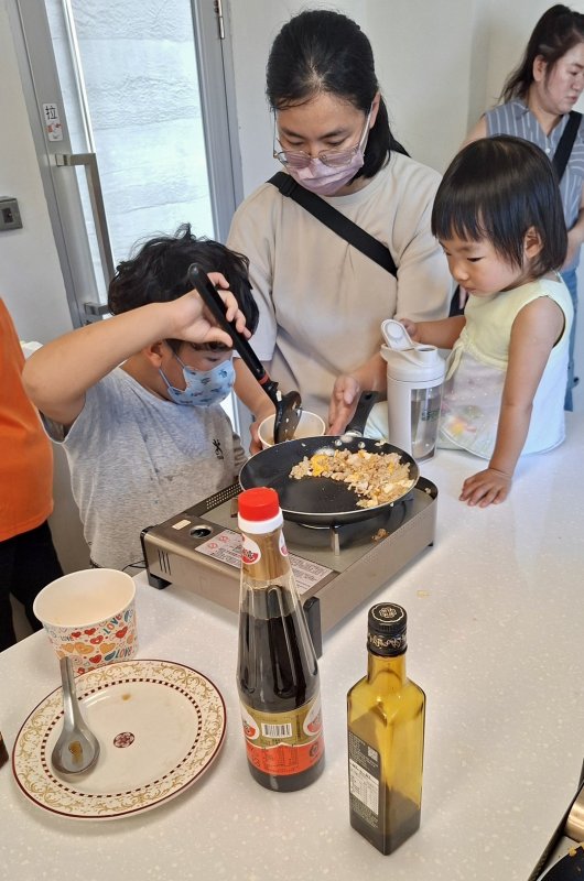 年僅6歲的小廚師，跟著老師步驟獨立完成煎蛋與拌飯，吃得津津有味。