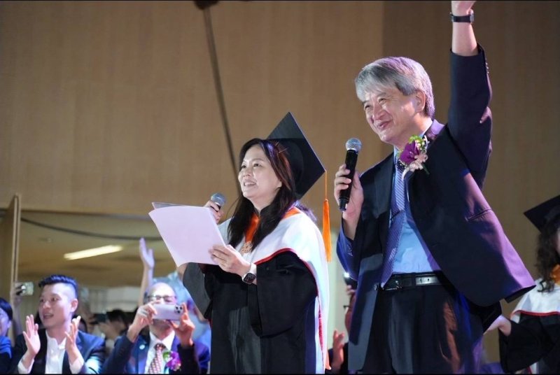 校長、院長與師長以歌聲祝福。