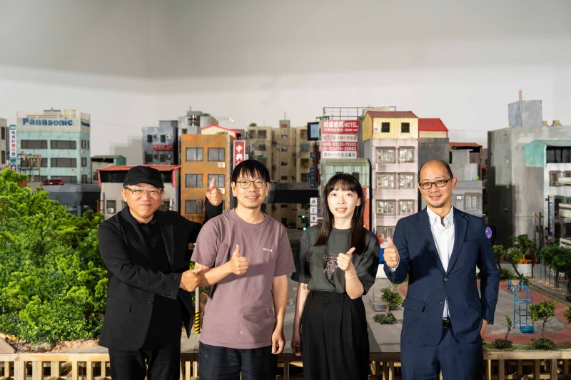 內惟藝術中心《?? : 戰鬥之城》開幕記者會,高美館長顏名宏(左起)、藝術家張立人、策展人劉依盈、台電組長陳群達共同合影留念。 內惟藝術中心《?? : 戰鬥之城》開幕記者會,高美館長顏名宏(左起)、藝術家張立人、策展人劉依盈、台電組長陳群達共同合影留念。
