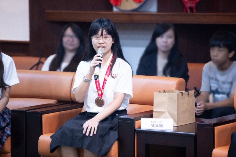 獲得「奉獻獎」的中山高中學生陳又綾將美術專長帶入小兒科病房與偏鄉服務現場,透過捏塑教學陪伴病童與原鄉健康篩檢及營養調查,展現青年關懷社會的行動力。 獲得「奉獻獎」的中山高中學生陳又綾將美術專長帶入小兒科病房與偏鄉服務現場,透過捏塑教學陪伴病童與原鄉健康篩檢及營養調查,展現青年關懷社會的行動力。