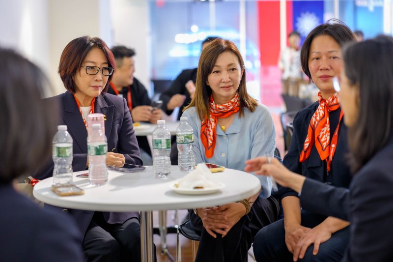 議長康裕成率會訪問團拜會駐紐約辦事處。。(高雄市議會提供) 議長康裕成率會訪問團拜會駐紐約辦事處。。(高雄市議會提供)