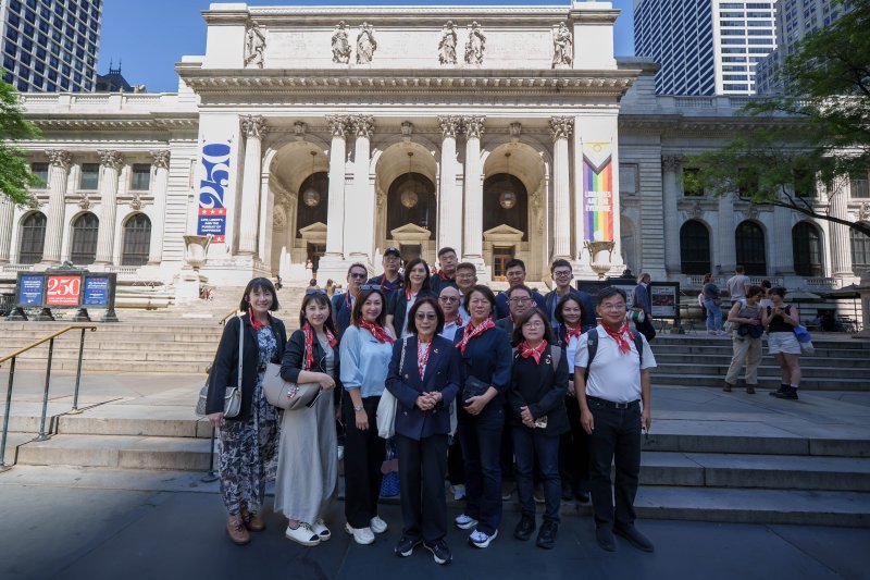 議長康裕成等一行人參訪紐約公共圖書館。。(高雄市議會提供) 議長康裕成等一行人參訪紐約公共圖書館。。(高雄市議會提供)