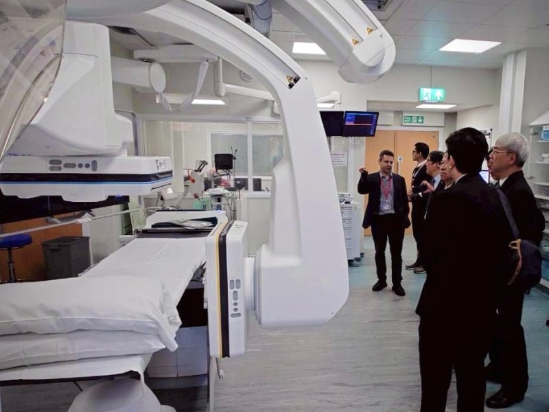 高雄醫學大學訪團參觀牛津大學急診多學科影像與介入中心,中心主任Prof. Charalambos Antoniades(左一)解說中心設施。 高雄醫學大學訪團參觀牛津大學急診多學科影像與介入中心,中心主任Prof. Charalambos Antoniades(左一)解說中心設施。