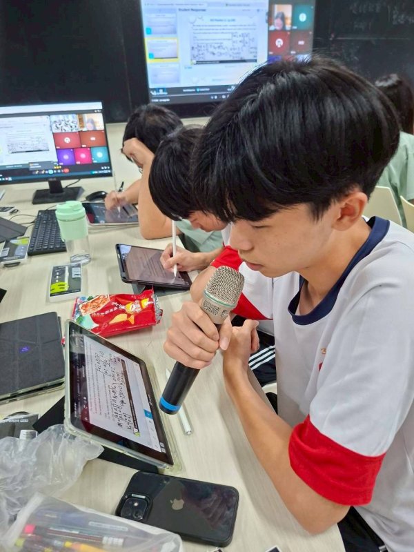 課程中,學生以全英文完整說明解題思路與推理歷程,從數學概念理解到解題步驟表達皆需清楚呈現,不僅強化數學邏輯思維,也同步提升雙語溝通與表達能力。 課程中,學生以全英文完整說明解題思路與推理歷程,從數學概念理解到解題步驟表達皆需清楚呈現,不僅強化數學邏輯思維,也同步提升雙語溝通與表達能力。
