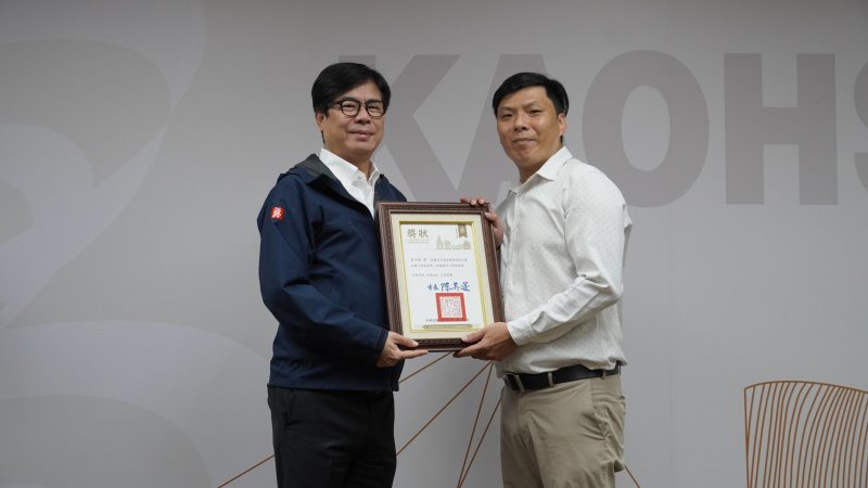 高雄市長陳其邁（左）與榮獲MosonShow「船艦大師組」金牌及「船艦場景組」銅牌的資深模型師蔡沛緯（右）合影，肯定其精湛工藝在國際賽事中締造佳績。