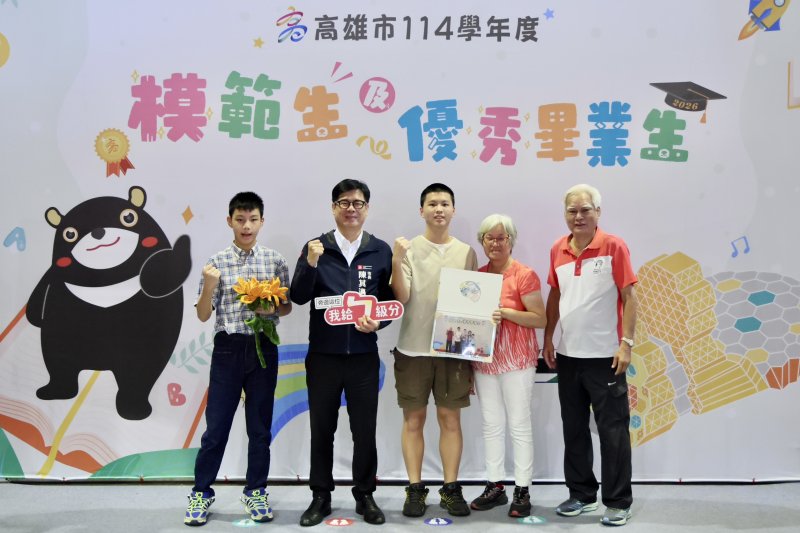 獲得市長獎的光華國中畢業生吳孟樵(右三)今天也在家人陪同下,特別跨區與陳其邁市長合影;他興奮的拿著就讀五權國小時獲得市長獎,曾經與陳其邁市長合影的照片入鏡。 獲得市長獎的光華國中畢業生吳孟樵(右三)今天也在家人陪同下,特別跨區與陳其邁市長合影;他興奮的拿著就讀五權國小時獲得市長獎,曾經與陳其邁市長合影的照片入鏡。