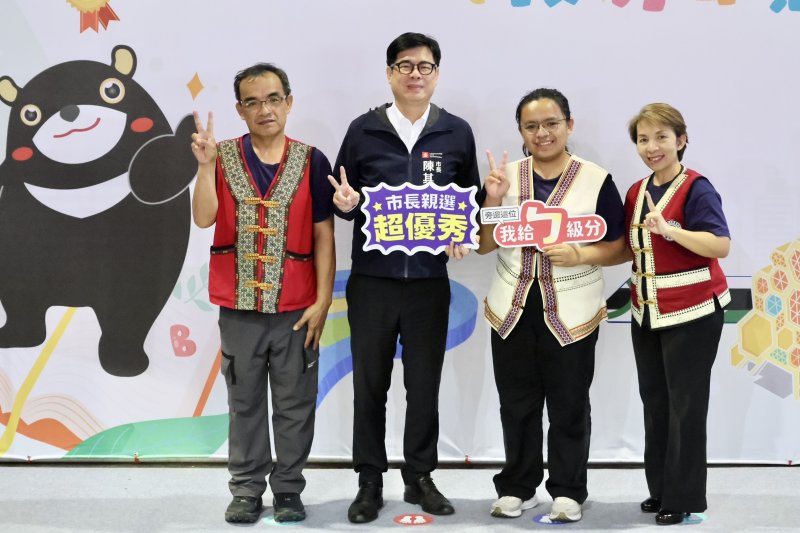 六龜高中撒菲.搭給斯拿伯安(右二)同學獲得模範生與市長獎,也是六龜高中第一位透過繁星推薦錄取法律系的學生。 六龜高中撒菲.搭給斯拿伯安(右二)同學獲得模範生與市長獎,也是六龜高中第一位透過繁星推薦錄取法律系的學生。