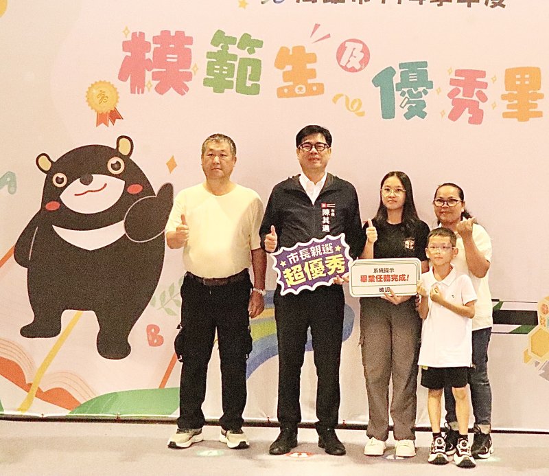 杉林國中黃晨蓁同學(右二)是新住民子女,以全校第一名的優異成績畢業。 杉林國中黃晨蓁同學(右二)是新住民子女,以全校第一名的優異成績畢業。