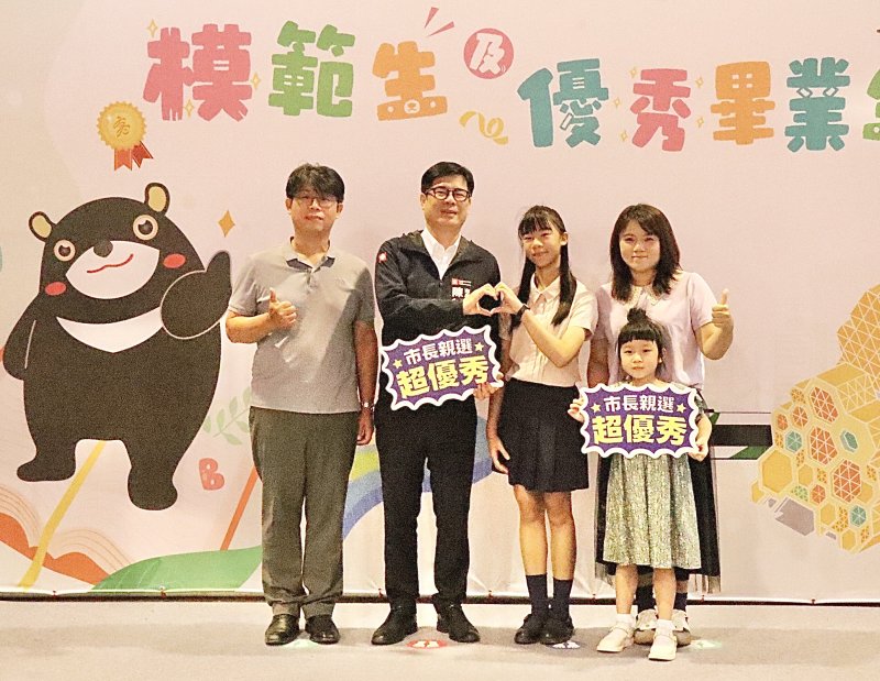 美濃國小邱緗綺同學(右二)同擔任畢業生代表致詞。她在國語演說、作文、客語童詩及英語能力等領域表現亮眼,是美濃客庄孕育出的優秀青年典範。 美濃國小邱緗綺同學(右二)同擔任畢業生代表致詞。她在國語演說、作文、客語童詩及英語能力等領域表現亮眼,是美濃客庄孕育出的優秀青年典範。