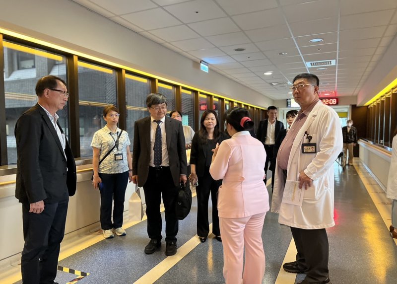 參觀台大新血管中心-活力走廊,分享病人友善空間設計與心臟復健照護特色。 參觀台大新血管中心-活力走廊,分享病人友善空間設計與心臟復健照護特色。