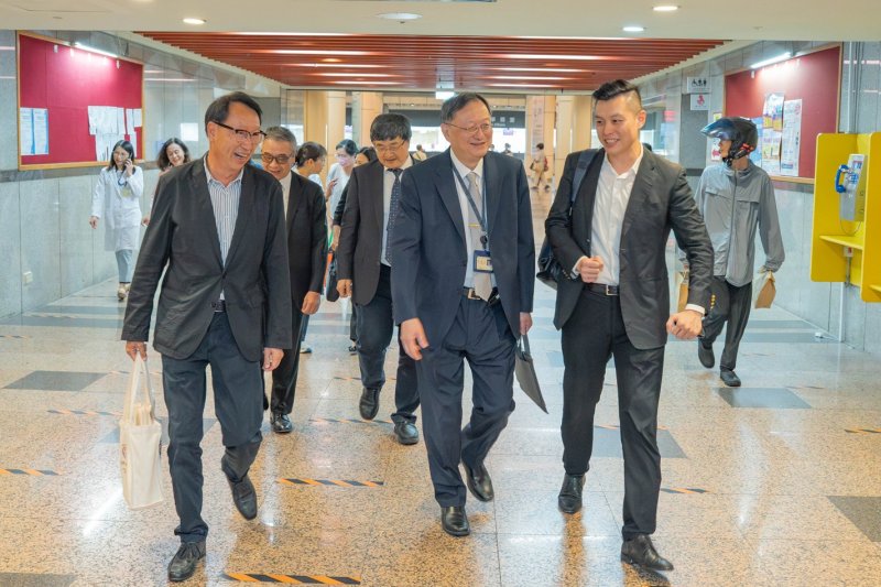 樹人醫專林寬碩董事長(左)、臺大醫院余忠仁院長(中)及林佑澂董事(右)於院區交流,共商院校合作發展。 樹人醫專林寬碩董事長(左)、臺大醫院余忠仁院長(中)及林佑澂董事(右)於院區交流,共商院校合作發展。