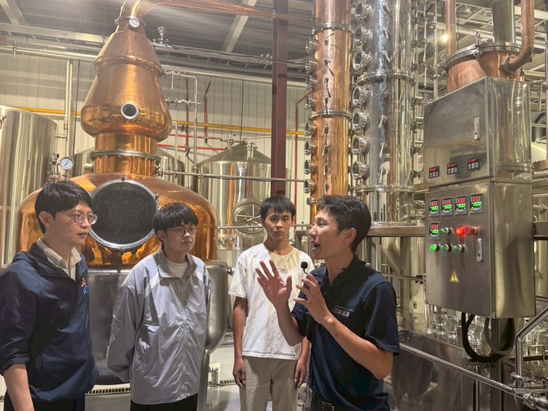亞耕酒業廠長趙耕毅(右一)向青年局長林楷軒(左一)及實習生樹德科技大學黃宏佑(左二)與正修科技大學劉青叡(右二)解說酒類釀造流程及設備運作,分享釀酒產業的專業技術與職人精神。 亞耕酒業廠長趙耕毅(右一)向青年局長林楷軒(左一)及實習生樹德科技大學黃宏佑(左二)與正修科技大學劉青叡(右二)解說酒類釀造流程及設備運作,分享釀酒產業的專業技術與職人精神。
