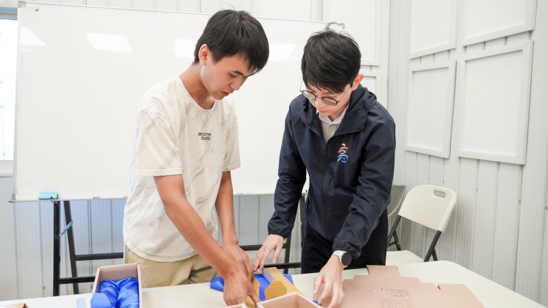 青年局長林楷軒(右)與正修科技大學劉青叡(左)交流產品包裝流程,並關心其工作適應情形及未來規劃。 青年局長林楷軒(右)與正修科技大學劉青叡(左)交流產品包裝流程,並關心其工作適應情形及未來規劃。