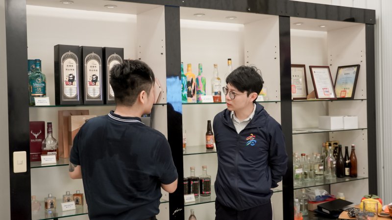 亞耕酒業總經理江岳樓(左)向高雄市政府青年局長林楷軒(右)介紹企業品牌特色,分享如何結合高雄農產(芒果、荔枝、芭樂)研發不同的風味酒。 亞耕酒業總經理江岳樓(左)向高雄市政府青年局長林楷軒(右)介紹企業品牌特色,分享如何結合高雄農產(芒果、荔枝、芭樂)研發不同的風味酒。