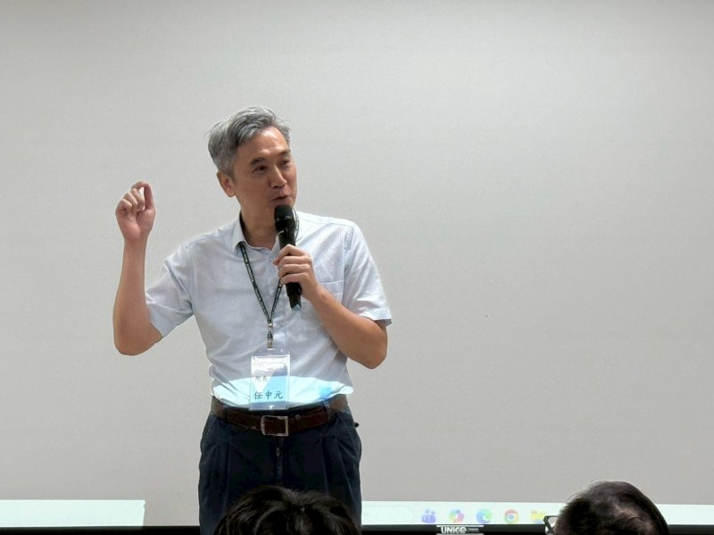 理學院任中元院長勉勵台下學員在兩天的精采課程中實踐科學精神: 理學院任中元院長勉勵台下學員在兩天的精采課程中實踐科學精神: