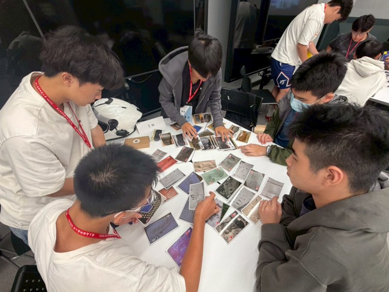 學員分組進行「鞋印比對」實作競賽。 學員分組進行「鞋印比對」實作競賽。
