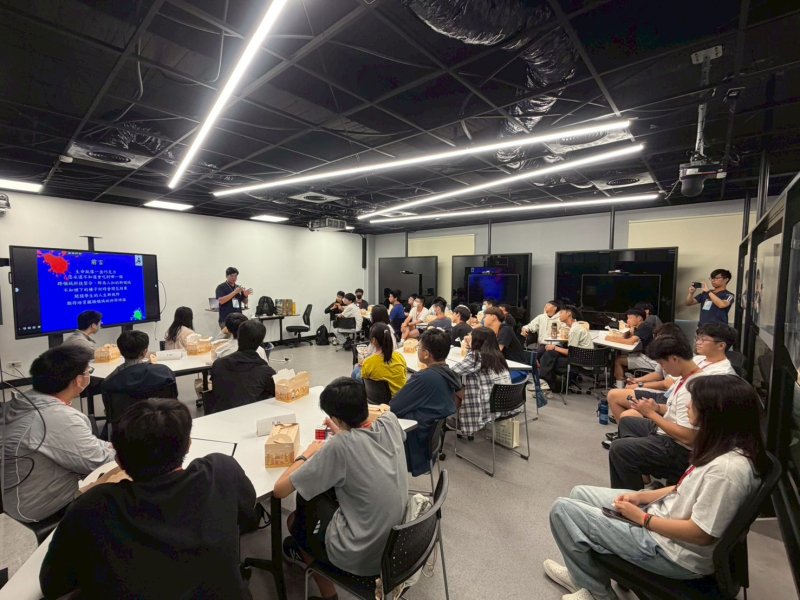 高炳大理學院舉辦「2026暑期鑑識科學營」,青年學子走進犯罪偵查科學現場,從理論到實作化身「福爾摩斯」,在科學證據中學習追尋真相。 高炳大理學院舉辦「2026暑期鑑識科學營」,青年學子走進犯罪偵查科學現場,從理論到實作化身「福爾摩斯」,在科學證據中學習追尋真相。