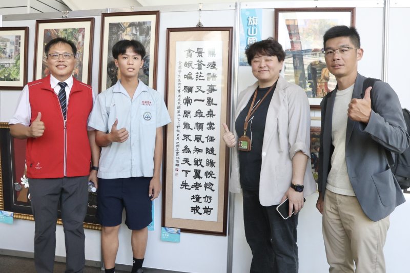 林園高中國中部學生巴邦尼(左二)書法作品。 林園高中國中部學生巴邦尼(左二)書法作品。