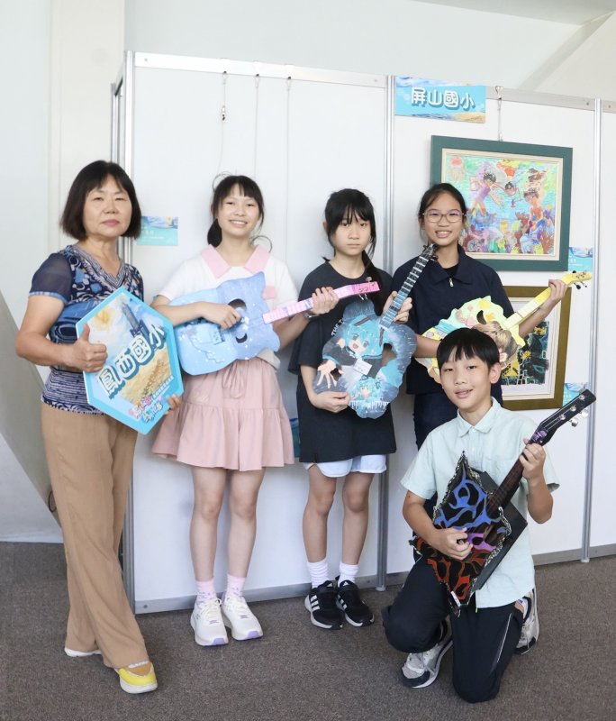 鳳西國小畢業班學生吳悠琋、陳翎沂及李芃萱共同創作的《月琴》。 鳳西國小畢業班學生吳悠琋、陳翎沂及李芃萱共同創作的《月琴》。