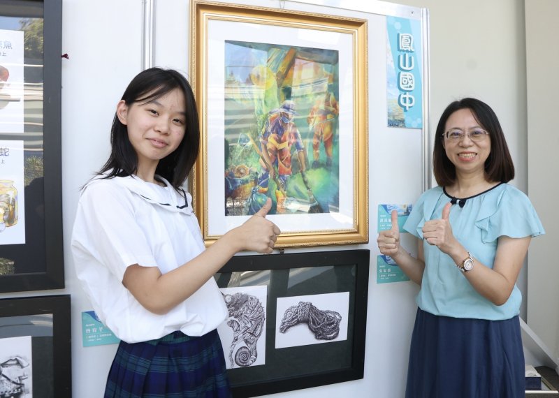 鳳山國中學生洪苡嫙(如圖左)的水彩作品《保護地球》,傳達環境永續的觀念。右為鳳山國中校長林季玲。 鳳山國中學生洪苡嫙(如圖左)的水彩作品《保護地球》,傳達環境永續的觀念。右為鳳山國中校長林季玲。