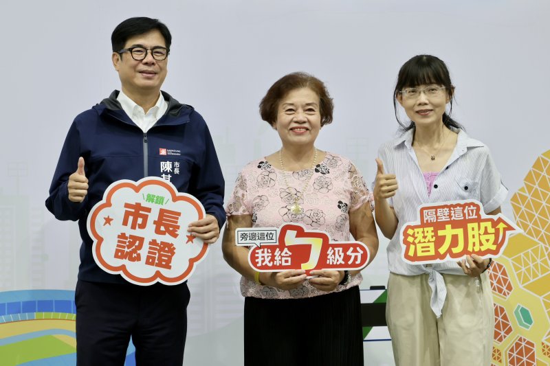 年齡最長的畢業生70歲高雄市小港國中進修部陳鶯月（如圖中）。