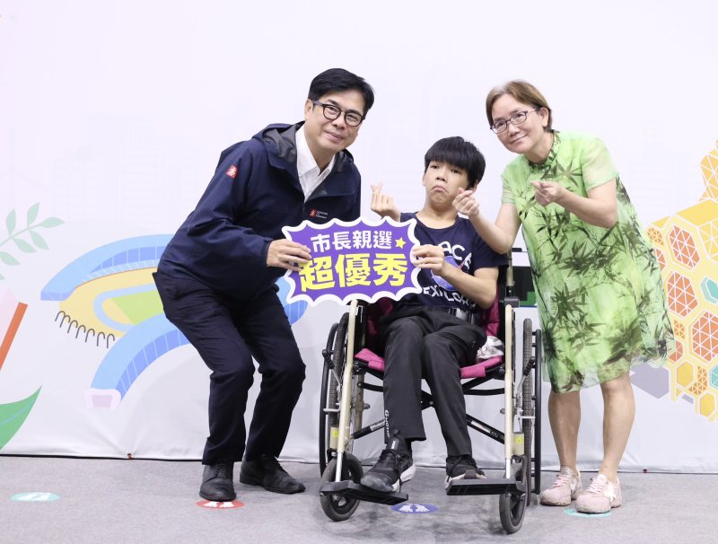 獅甲國小丁志綸同學榮獲市長獎肯定。
