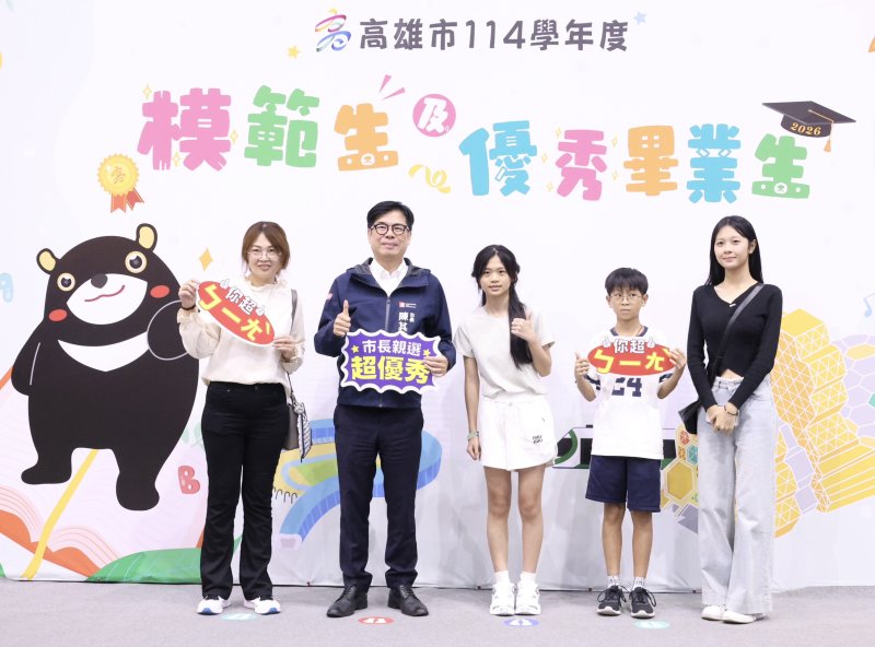 鳳林國中林妤涵同學（左三）在逆境中展現自律與堅毅。