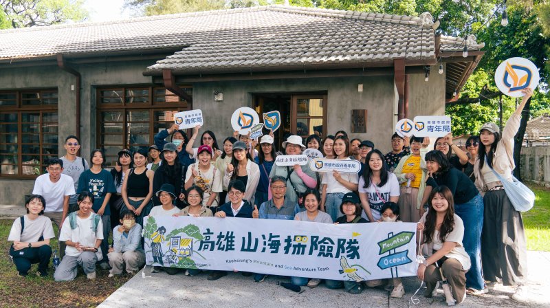 7月14日岡山場由「剛好樂群」日式宿舍出發,帶領青年走讀岡山樂群村從日治高階軍官宿舍、戰後空軍眷村,到今日文化保存與地方創生場域的轉變。圖為青年局長林楷軒(前排中)與青年學員於活動現場合影。 7月14日岡山場由「剛好樂群」日式宿舍出發,帶領青年走讀岡山樂群村從日治高階軍官宿舍、戰後空軍眷村,到今日文化保存與地方創生場域的轉變。圖為青年局長林楷軒(前排中)與青年學員於活動現場合影。