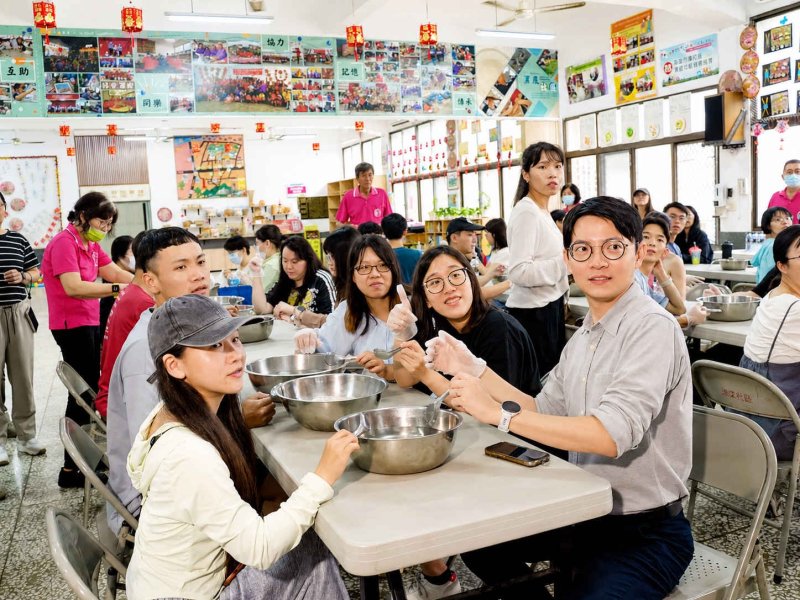6月16日彌陀茄萣場次結合濕地生態、漁港文化及魚丸製作體驗,帶領青年感受高雄海線產業與地方生活。圖為青年局長林楷軒(右一)與學員實作手工魚丸。 6月16日彌陀茄萣場次結合濕地生態、漁港文化及魚丸製作體驗,帶領青年感受高雄海線產業與地方生活。圖為青年局長林楷軒(右一)與學員實作手工魚丸。