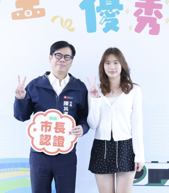 潮寮國中陳可欣同學(右一)國中教育會考刷新潮寮國中創校紀錄。 潮寮國中陳可欣同學(右一)國中教育會考刷新潮寮國中創校紀錄。