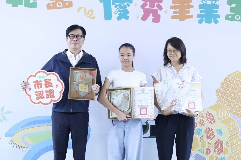 五福國小林苡丞同學(右二)在校六年來累積107張獎狀與證書,現場邀請媽媽一同與市長合影分享。 五福國小林苡丞同學(右二)在校六年來累積107張獎狀與證書,現場邀請媽媽一同與市長合影分享。