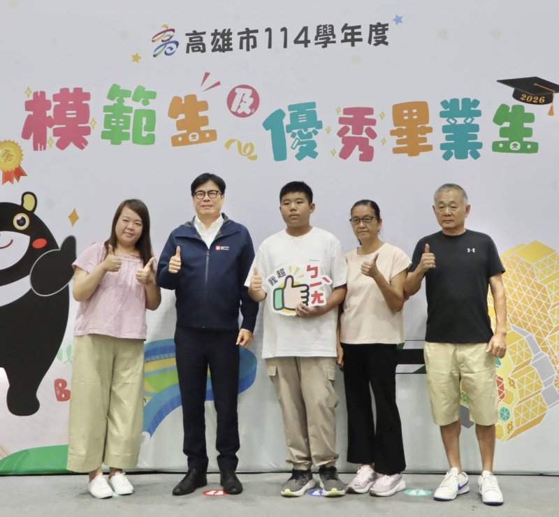 壽天國小童紀嘉同學（右三）。