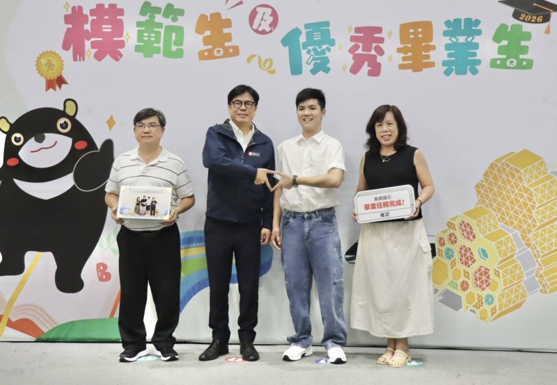 岡山國中王瑞樟同學（右二）。