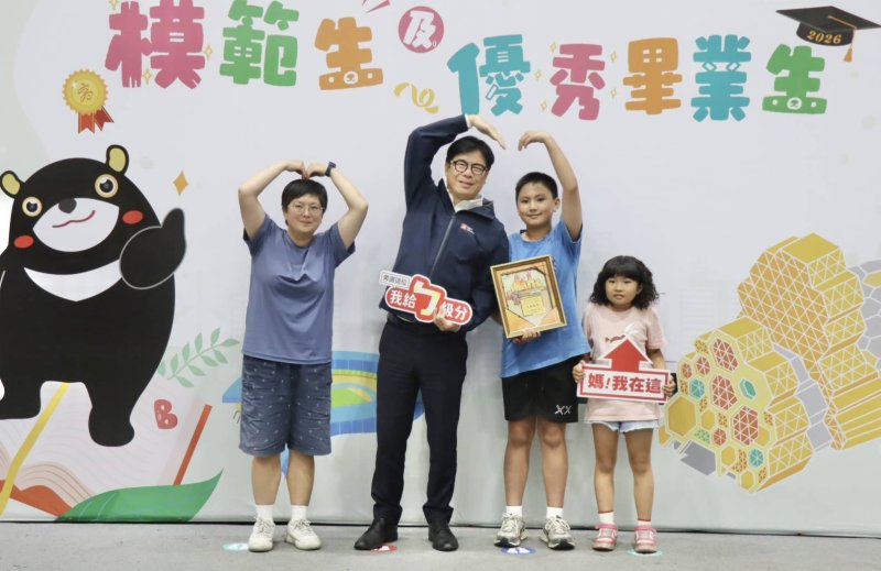 大岡山十四行政區畢業生榮耀定格青春　陳其邁與模範生市長獎畢業生留下珍貴印記。