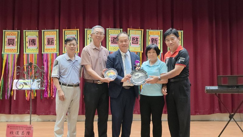 各界致贈禮品,歡迎中正國小新任校長吳軒銘回鍋當校長。(漾新聞記者陳雯萍攝) 各界致贈禮品,歡迎中正國小新任校長吳軒銘回鍋當校長。(漾新聞記者陳雯萍攝)