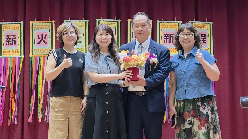 各界致贈禮品,歡迎中正國小新任校長吳軒銘回鍋當校長。(漾新聞記者陳雯萍攝) 各界致贈禮品,歡迎中正國小新任校長吳軒銘回鍋當校長。(漾新聞記者陳雯萍攝)