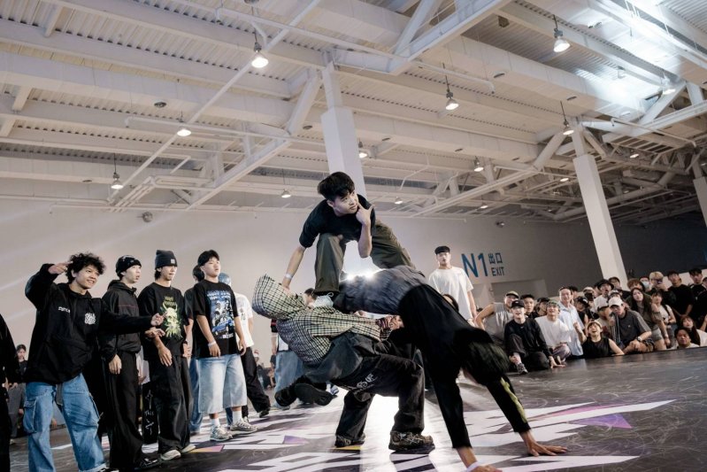 Breaking Crew Battle舞團大秀組合技,為求獲得評審親睞。 Breaking Crew Battle舞團大秀組合技,為求獲得評審親睞。