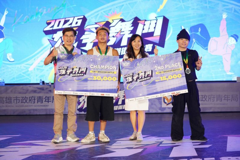 1 ON 1 Breaking Battle經過多輪強烈對決,選手「Gluttony」從百位 Breaking 好手中脫穎而出,勇奪個人賽冠軍寶座。 1 ON 1 Breaking Battle經過多輪強烈對決,選手「Gluttony」從百位 Breaking 好手中脫穎而出,勇奪個人賽冠軍寶座。