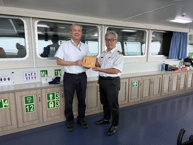 花蓮港務分公司宋進益總經理致贈首航牌。 花蓮港務分公司宋進益總經理致贈首航牌。