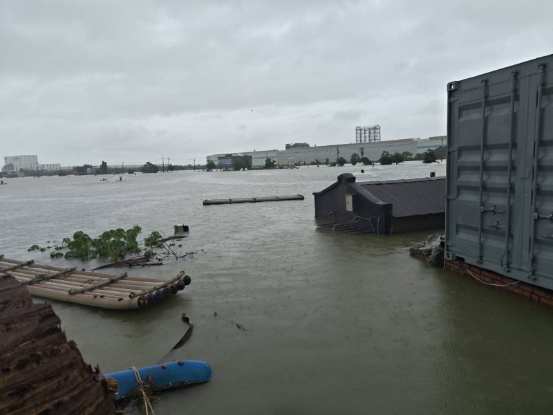 土堤在豪雨中發生破口，大水灌入周邊魚塭，部分道路最高積水一度超過2公尺。馬路、魚塭已經傻傻分不清。圖為昨天已經有部份水退的畫面。(漾新聞記者陳雯萍翻攝｜養殖戶提供)
