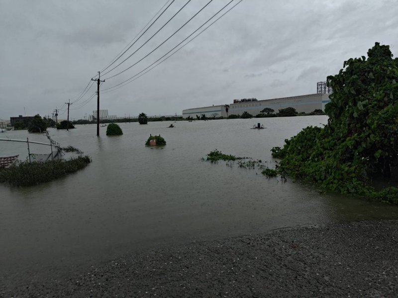 土堤在豪雨中發生破口，大水灌入周邊魚塭，部分道路最高積水一度超過2公尺。馬路、魚塭已經傻傻分不清。圖為昨天已經有部份水退的畫面。(漾新聞記者陳雯萍翻攝｜養殖戶提供)