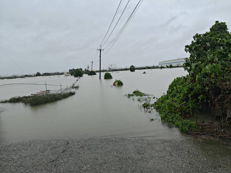 土堤在豪雨中發生破口，大水灌入周邊魚塭，部分道路最高積水一度超過2公尺。馬路、魚塭已經傻傻分不清。圖為昨天已經有部份水退的畫面。(漾新聞記者陳雯萍翻攝｜養殖戶提供)
