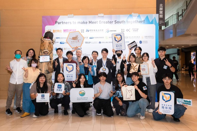 今年「2026 Meet Greater South 亞灣新創大南方」現場盛況空前,經濟部長龔明鑫、高雄市長陳其邁、產發署署長邱求慧、中企署署長李冠志、經發局長廖泰翔、青年局長林楷軒、商周出版發行人何飛鵬等人,與參展的高雄青創、新創團隊於高雄市政府主題館前合照,展現新創團隊鏈結產業資源的豐沛能量。 今年「2026 Meet Greater South 亞灣新創大南方」現場盛況空前,經濟部長龔明鑫、高雄市長陳其邁、產發署署長邱求慧、中企署署長李冠志、經發局長廖泰翔、青年局長林楷軒、商周出版發行人何飛鵬等人,與參展的高雄青創、新創團隊於高雄市政府主題館前合照,展現新創團隊鏈結產業資源的豐沛能量。