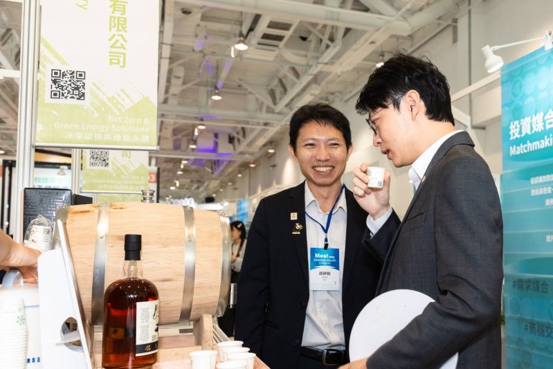 青年局長林楷軒(右)參訪「亞耕酒業」展區,肯定團隊運用高雄大樹在地農產及伏流水釀製酒款,並導入廢熱回收技術,推動釀酒工藝與綠色永續轉型。 青年局長林楷軒(右)參訪「亞耕酒業」展區,肯定團隊運用高雄大樹在地農產及伏流水釀製酒款,並導入廢熱回收技術,推動釀酒工藝與綠色永續轉型。