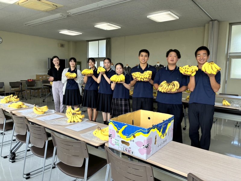 今天(9月10日)適逢專修大學熊本玉名高等學校60周年校慶, 高雄市政府與高雄市教育局三度跨海致贈8大箱高雄旗山香蕉,以高雄土地孕育的滋味祝賀專大熊本60周年,見證著高雄與熊本多年交流所累積的深厚情誼。 今天(9月10日)適逢專修大學熊本玉名高等學校60周年校慶, 高雄市政府與高雄市教育局三度跨海致贈8大箱高雄旗山香蕉,以高雄土地孕育的滋味祝賀專大熊本60周年,見證著高雄與熊本多年交流所累積的深厚情誼。