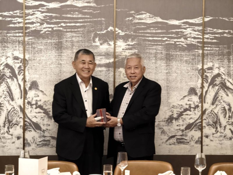 新任理事長李文淮(右)代表致贈品給卸任理事長蔡圖晉(左)。 新任理事長李文淮(右)代表致贈品給卸任理事長蔡圖晉(左)。