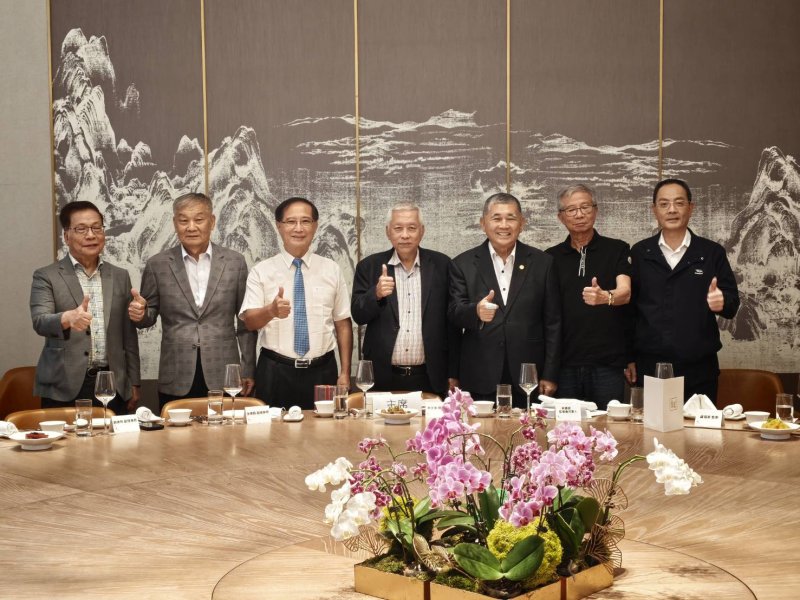 新舊任理事長與新任常務理監事合影。 新舊任理事長與新任常務理監事合影。