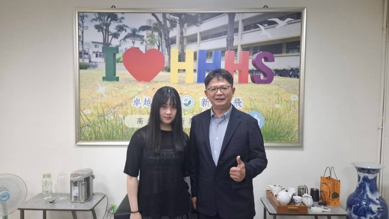 新興高中國中音樂班許蕥蘭優秀校友(左一)主修鋼琴,以高額獎學金攻讀於美國頂尖Oberlin 音樂院,師從Alvin Chow教授。擁有美國、義大利、西班牙三個國際大賽的金獎,並榮登紐約卡內基音樂廳獨奏。 新興高中國中音樂班許蕥蘭優秀校友(左一)主修鋼琴,以高額獎學金攻讀於美國頂尖Oberlin 音樂院,師從Alvin Chow教授。擁有美國、義大利、西班牙三個國際大賽的金獎,並榮登紐約卡內基音樂廳獨奏。