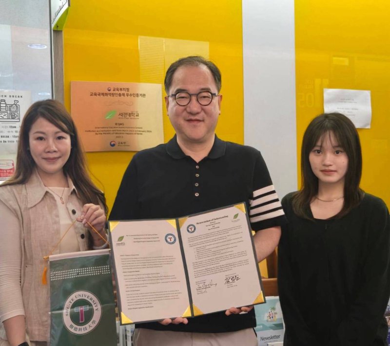 樹德科技大學美髮設計與經營系學生陳靜誼(右)取得韓國西京大學雙聯學位入學資格,系主任唐宥紾副教授(左)親赴韓國陪同報到,並與西京大學國際長Kim Dong Hwi(金東輝)(中)合影。 樹德科技大學美髮設計與經營系學生陳靜誼(右)取得韓國西京大學雙聯學位入學資格,系主任唐宥紾副教授(左)親赴韓國陪同報到,並與西京大學國際長Kim Dong Hwi(金東輝)(中)合影。