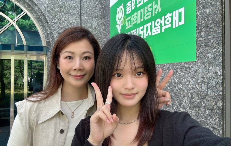 樹德科技大學美髮設計與經營系主任唐宥紾副教授(左)陪同學生陳靜誼(右)前往韓國西京大學完成雙聯學位入學報到,見證系上國際教育合作成果。 樹德科技大學美髮設計與經營系主任唐宥紾副教授(左)陪同學生陳靜誼(右)前往韓國西京大學完成雙聯學位入學報到,見證系上國際教育合作成果。